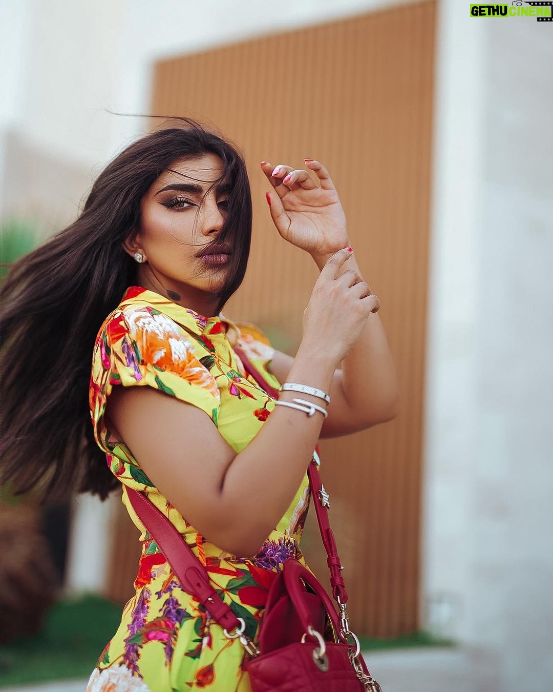 Buthaina Al Raisi Instagram - تصبح الدُنيا على خير ،،، وأصبح أنا وقلبي على قلبك 🦋🦋🦋