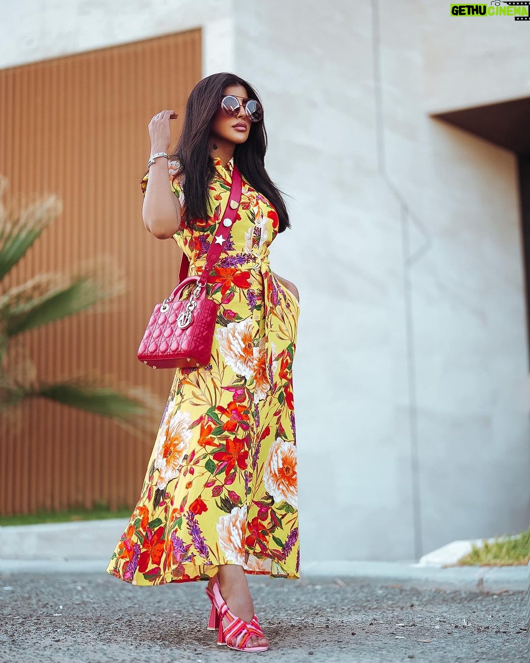 Buthaina Al Raisi Instagram - تصبح الدُنيا على خير ،،، وأصبح أنا وقلبي على قلبك 🦋🦋🦋