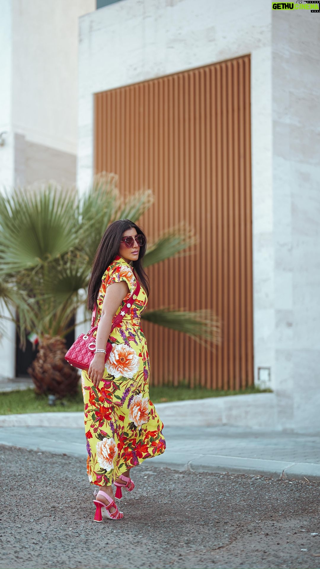 Buthaina Al Raisi Instagram - وجهتي القادمة نفسي ،، كل شئ سأمنحه لها ،، رقتي وحناني والأصدق من قولي 🦋🦋🦋 الجو نار و شرار