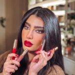 Buthaina Al Raisi Instagram - اي لون حبيتوا اكثر ؟؟؟ انا الاحمر شلع قلبي ❤️❤️❤️ . حمر شارلوت الجديده تاخذ العقل .. مخمليه وخفيفه وثابته ❤️