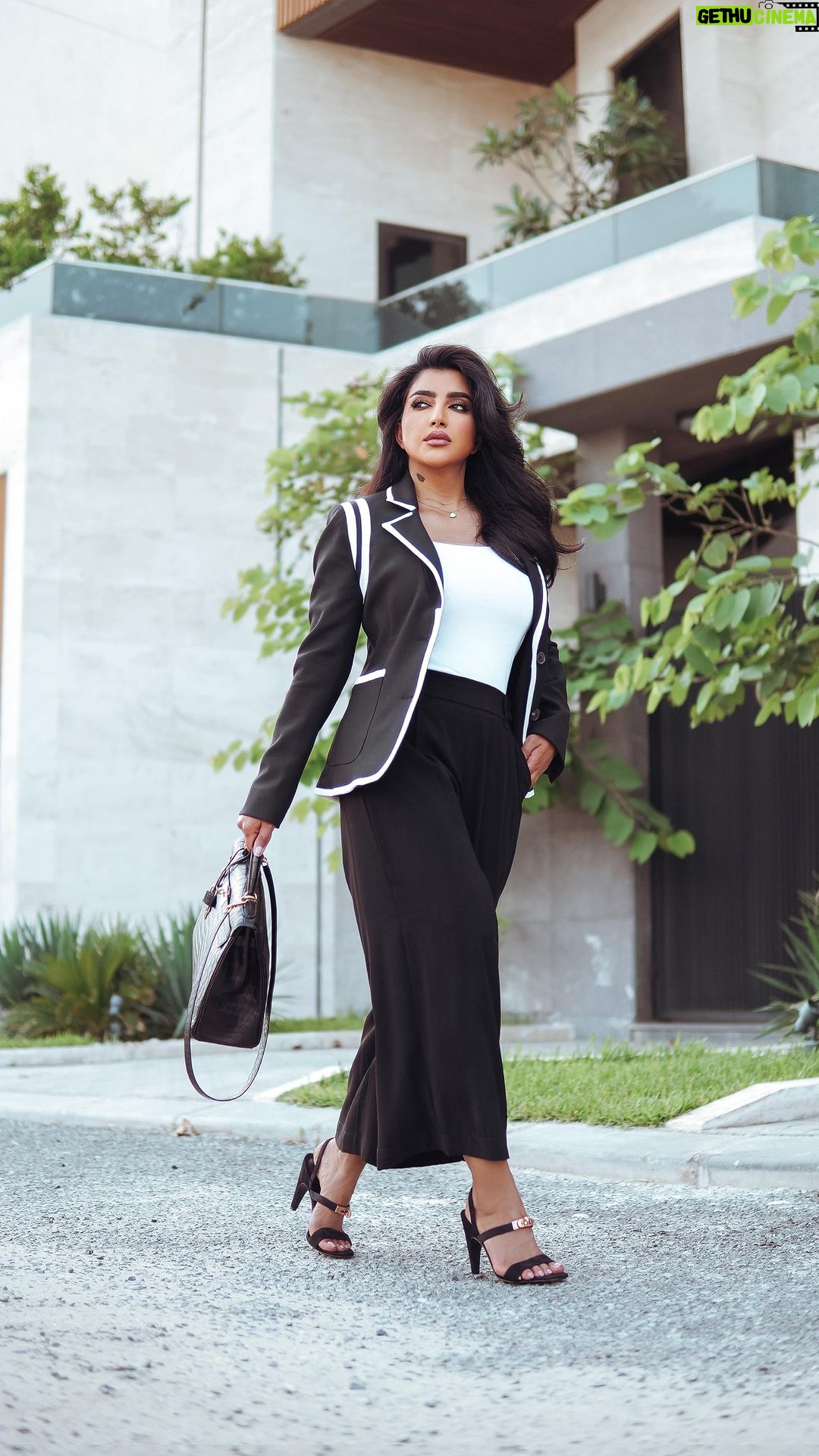 Buthaina Al Raisi Instagram - الى متى بره السوالف واقفين ؟؟ 🦋🦋🦋 . اموت وافتح مخد الشعر واشوف شنو فيه داخل شهالعمق بالكلام 🔥 ما شاء الله عشان ما يصير بمخه شي من وراي 😂 Kuwait