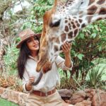 Buthaina Al Raisi Instagram - قلتلكم من كثر حبي لهم بجننكم بالصور .. بس هني نختم سلسله صور الزرافات 😂😂🦋🦋 صج لي قالوا الحب مشكله Giraffe Manor