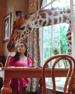 Buthaina Al Raisi Instagram - تحملوني بالبوستات الجايه ،، من كثر ما عشقت المكان والتجربه والزرافات بوستاتي الجايه كلها معاهم 🦋🦋🦋 . متابعيني بسناب اتمنى تكونون عشتوا معاي تفاصيل ما مرت عليكم قبل والي مو متابع تعالوا سنابي واستمتعوا Giraffe Manor