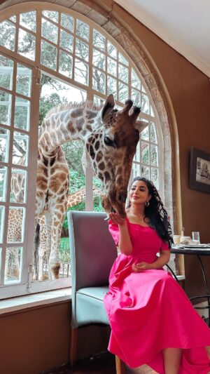 Buthaina Al Raisi Instagram - A day i will never forget 🦋🦋🦋
.
اليوم وصلنا ( giraffe manor ) 
.
هالمكان الحالم كان في لستته امنياتي اني ازوره الحجز فيه صعب الويتنج لست فيه يوصل سنه ونص .. استانست لما قالولي انتي اول وحده تزورينا من سلطنة عمان .. الي يحب التجارب الجديده بعيد عن صخب المدن هالمكان الهدوء والجمال فيه مو طبيعي موجود في عاصمه كينيا نيروبي .. المهم قولولي لو كنتوا مكاني بتخافون ؟؟ انا عن نفسي اعشق الحيوانات 🦋🦋🦋
.
#كينيا #giraffe #giraffemanor #discover #world #explore #reels #instagram