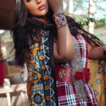 Buthaina Al Raisi Instagram - من أغرب و أكثر القبائل في العالم قوة .. قبيلة ( المساي ) .. . قبيله في كينيا 🇰🇪.. اثار اعجابي تمسكها بالعادات الي تربوا عليها من مئات السنين ورغم تطور الحياة .. بحياتي من شفت نساء بقوة وصبر وتحمل نسائهم .. يبنون البيوت و يعتنون بالحيوانات ويجمعون الاخشاب ويطبخون ويهتمون بالاطفال .. تقريباً اغلب مسؤليات واعباء الحياة اهم الي يتحملونها .. التقيت بتيتو بالصدفه ومنها فهمت المعاناه الي يمرون فيها والهدف الي تبي توصلله اهي وبنات قريتها .. 🦋🦋🦋 افتخر لما اشوف النساء بهالقوة .. الانسانه هذي تزوجت بعمر ال ١٣ سنه وزوجها كان عنده ٤ حريم وتحملت مسؤوليه واهي صغيره مسؤوليه عيالها وامها وخواتها وتسعى الحين انها تدرس بنات قريتها عندها هدف اشوفه وايد كبير وصعب بنفس الوقت منطقتهم فيها مدرسه وحده فقط ونادر ما يقدرون يوفرون لهم الرسوم الدراسيه 💔💔 طلب صغير ولا تردوني كتبولها اي جمله تشجيعيه بالانجليزي بالكومنت هالشي بيزدها قوه 🦋.. . Thank you tito and it’s a pleasure knowing you. So proud of you .. keep going there is always hope .. 🦋 Masai Mara, Kenya
