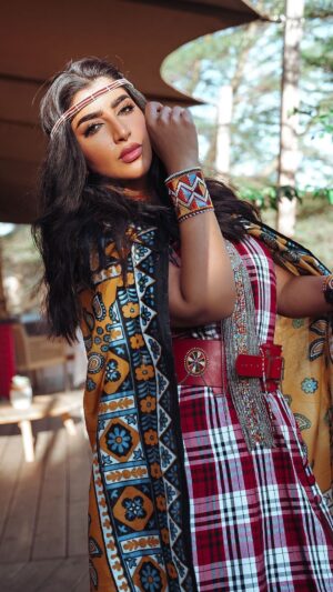 Buthaina Al Raisi Instagram - من أغرب و أكثر القبائل  في العالم قوة .. قبيلة ( المساي ) .. 
.
قبيله في كينيا 🇰🇪.. اثار اعجابي تمسكها بالعادات الي تربوا عليها من مئات السنين ورغم تطور الحياة .. بحياتي من شفت نساء بقوة وصبر وتحمل نسائهم .. يبنون البيوت و يعتنون بالحيوانات ويجمعون الاخشاب ويطبخون ويهتمون بالاطفال .. تقريباً اغلب مسؤليات واعباء الحياة اهم الي يتحملونها .. التقيت بتيتو بالصدفه ومنها فهمت المعاناه الي يمرون فيها والهدف الي تبي توصلله اهي وبنات قريتها .. 🦋🦋🦋 افتخر لما اشوف النساء بهالقوة .. الانسانه هذي تزوجت بعمر ال ١٣ سنه وزوجها كان عنده ٤ حريم وتحملت مسؤوليه واهي صغيره مسؤوليه عيالها وامها وخواتها وتسعى الحين  انها تدرس بنات قريتها عندها هدف اشوفه وايد كبير وصعب بنفس الوقت منطقتهم فيها مدرسه وحده فقط ونادر ما يقدرون يوفرون لهم الرسوم الدراسيه 💔💔 طلب صغير ولا تردوني كتبولها اي جمله تشجيعيه بالانجليزي بالكومنت هالشي بيزدها قوه 🦋..
.
Thank you tito and it’s a pleasure knowing you. So proud of you .. keep going there is always hope .. 🦋