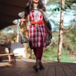 Buthaina Al Raisi Instagram - من اجمل التجارب و الرحلات الي انحفرت في ذاكرتي بكل تفاصيلها .. كينيا بلد جميله وشعبها شعب طيب ومضياف ومكافح قضيت اول يومين في محمية مساي مارا من اجمل المحميات في العالم تحتضن رقم كبير من الحيوانات الي صعب تشوفونها بأماكن ثانيه .. وزرت قبيلتهم ( المساي ) شفت بساطتهم وشكثر متمسكين بتقاليدهم .. تفاصيل اكثر بشارككم فيها عالستوري 🦋🦋🦋 . متابعييني بسناب طبعاً انتوا معاي لحظه بلحظه Masa Mara , Kenya Africa