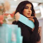 Buthaina Al Raisi Instagram - الزم ما علي بشرتي بالذات بالصيف ،،، لاتستهينون بحمايه الصيف بكل المواسم يأخر شيخوخه البشره ،، واحلى شي الحمايه تكون فيها مكونات اضافيه تغذي البشره ،، واقي ام اسام غني بمضادات الاكسده وخلاصه الصبار لتهدئة البشره وخلاصه ماي جوز الهند الغني بالترطيب 🦋🦋🦋 تلاقونه في لاكوزمتيك وتوصيلهم لكل دول العالم 🦋 Kuwait