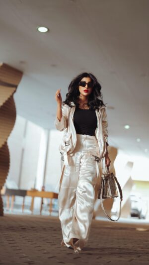 Buthaina Al Raisi Instagram - ما ينحني راسي ابد ما اشوف انا غير القمر 🦋🦋🦋
.
اسبوعي كان عباره عن مسرحيات بس جد متعه ما بعدها متعه .. 🦋
وانتوا شلون كان اسبوعكم ؟