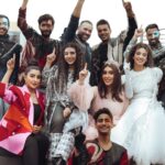 Buthaina Al Raisi Instagram - عرض رائع مع فريق اروع ( to the moon ) .. شدني لحظورها اعلان المسرحيه .. ما توقعت ان ممكن اول انتاج للجهه المنتجه ممكن تطلع بهالجمال المتكامل .. نص جميل كلماته عميقه .. عمل يجمع احداث مختلفه فيها فرح ووناسه وفيها عبره وأمل .. الديكور والاضاءة والالوان روعه ومجهود واضح خاصه ان المكان اساساً مو مسرح ولا فيه اي تجهيزات مسرحيه .. كل فنان لمع في مكانه الصح .. الالحان والتوزيع ولا غلطه .. النص والاخراج ابداع 👏🏼👏🏼👏🏼 كل الي اقدر اقوله ابدعتوا وامتعتوا الحظور