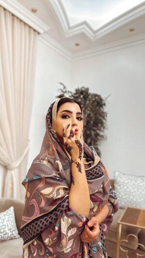 Buthaina Al Raisi Instagram - منو ما تحنت ليلحين للعيد ؟؟؟ انا عن نفسي من ٦ سنين مو متحنيه فشديت حيلي هالعيد 🦋🦋🦋 
#عيد #reels