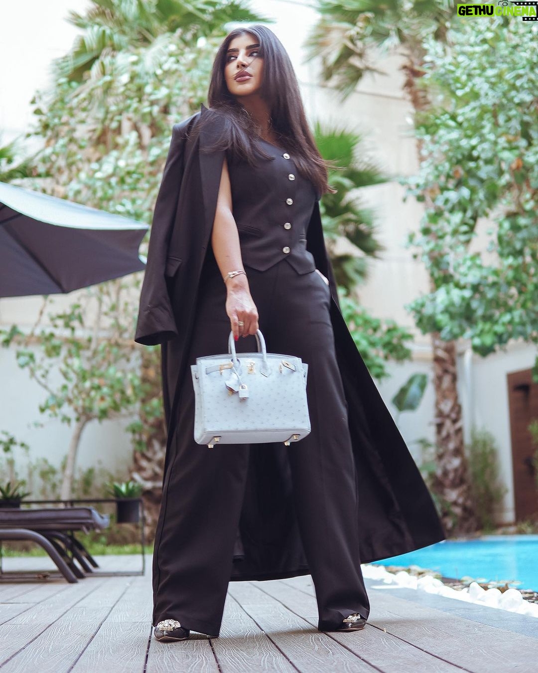 Buthaina Al Raisi Instagram - ان الروح اذا إلتقت بمن يشبهها ترمّمت و تعافت و اكتملت . 🦋🦋🦋 هذا مكاني