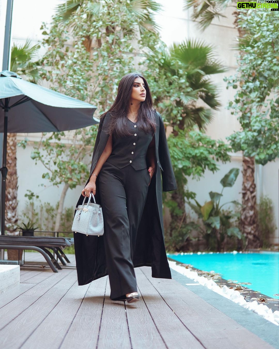 Buthaina Al Raisi Instagram - ان الروح اذا إلتقت بمن يشبهها ترمّمت و تعافت و اكتملت . 🦋🦋🦋 هذا مكاني