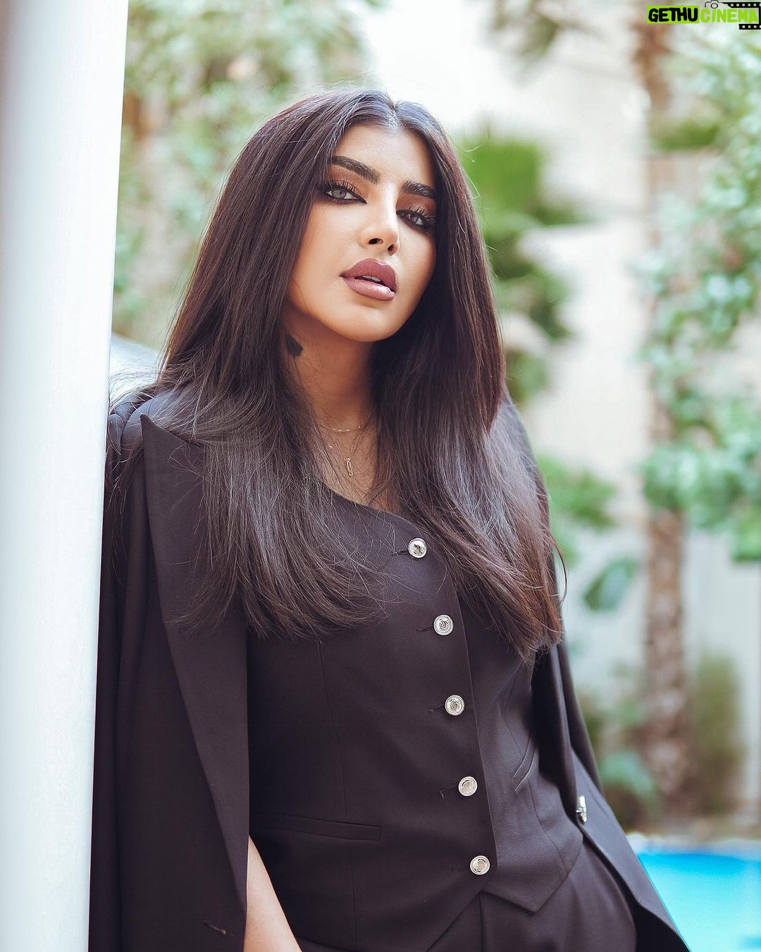 Buthaina Al Raisi Instagram - ان الروح اذا إلتقت بمن يشبهها ترمّمت و تعافت و اكتملت . 🦋🦋🦋 هذا مكاني