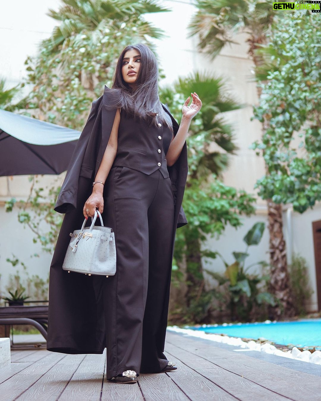 Buthaina Al Raisi Instagram - ان الروح اذا إلتقت بمن يشبهها ترمّمت و تعافت و اكتملت . 🦋🦋🦋 هذا مكاني