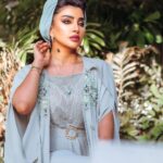 Buthaina Al Raisi Instagram - هناك مرحلة من السلام النفسي تُسمى لا أعلم ،، ولا أريد أن أعلم 🦋🦋🦋 . اليوم مشاعري جياشه اتجاه ايقونه الأناقه الشيخه موزه .. اقتبست اللوك من ستايلها الي ماله شبيه .. اعشق اناقتها 🦋🦋🦋 سلطنة عمان