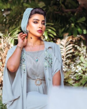 Buthaina Al Raisi Instagram - هناك مرحلة من السلام النفسي تُسمى لا أعلم ،، ولا أريد أن أعلم 🦋🦋🦋
.
اليوم مشاعري جياشه اتجاه ايقونه الأناقه الشيخه موزه .. اقتبست اللوك من ستايلها الي ماله شبيه .. اعشق اناقتها 🦋🦋🦋