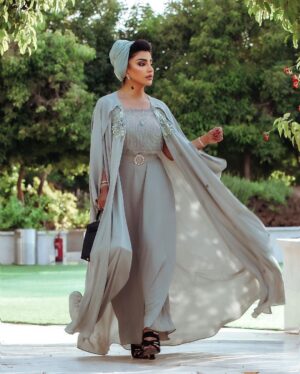Buthaina Al Raisi Instagram - هناك مرحلة من السلام النفسي تُسمى لا أعلم ،، ولا أريد أن أعلم 🦋🦋🦋
.
اليوم مشاعري جياشه اتجاه ايقونه الأناقه الشيخه موزه .. اقتبست اللوك من ستايلها الي ماله شبيه .. اعشق اناقتها 🦋🦋🦋