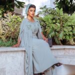 Buthaina Al Raisi Instagram - هناك مرحلة من السلام النفسي تُسمى لا أعلم ،، ولا أريد أن أعلم 🦋🦋🦋 . اليوم مشاعري جياشه اتجاه ايقونه الأناقه الشيخه موزه .. اقتبست اللوك من ستايلها الي ماله شبيه .. اعشق اناقتها 🦋🦋🦋 سلطنة عمان