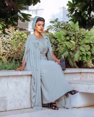 Buthaina Al Raisi Instagram - هناك مرحلة من السلام النفسي تُسمى لا أعلم ،، ولا أريد أن أعلم 🦋🦋🦋
.
اليوم مشاعري جياشه اتجاه ايقونه الأناقه الشيخه موزه .. اقتبست اللوك من ستايلها الي ماله شبيه .. اعشق اناقتها 🦋🦋🦋