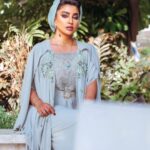 Buthaina Al Raisi Instagram - هناك مرحلة من السلام النفسي تُسمى لا أعلم ،، ولا أريد أن أعلم 🦋🦋🦋 . اليوم مشاعري جياشه اتجاه ايقونه الأناقه الشيخه موزه .. اقتبست اللوك من ستايلها الي ماله شبيه .. اعشق اناقتها 🦋🦋🦋 سلطنة عمان