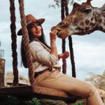 Buthaina Al Raisi Instagram - قلتلكم من كثر حبي لهم بجننكم بالصور .. بس هني نختم سلسله صور الزرافات 😂😂🦋🦋 صج لي قالوا الحب مشكله Giraffe Manor
