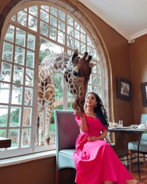 Buthaina Al Raisi Instagram - تحملوني بالبوستات الجايه ،، من كثر ما عشقت المكان والتجربه والزرافات بوستاتي الجايه كلها معاهم 🦋🦋🦋
.
متابعيني بسناب اتمنى تكونون عشتوا معاي تفاصيل ما مرت عليكم قبل والي مو متابع تعالوا سنابي واستمتعوا