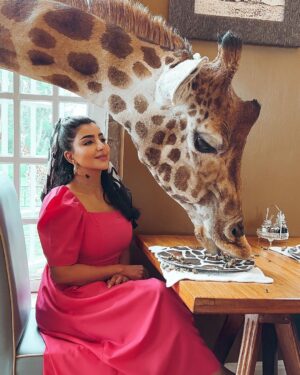 Buthaina Al Raisi Instagram - تحملوني بالبوستات الجايه ،، من كثر ما عشقت المكان والتجربه والزرافات بوستاتي الجايه كلها معاهم 🦋🦋🦋
.
متابعيني بسناب اتمنى تكونون عشتوا معاي تفاصيل ما مرت عليكم قبل والي مو متابع تعالوا سنابي واستمتعوا