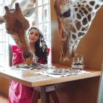 Buthaina Al Raisi Instagram - تحملوني بالبوستات الجايه ،، من كثر ما عشقت المكان والتجربه والزرافات بوستاتي الجايه كلها معاهم 🦋🦋🦋 . متابعيني بسناب اتمنى تكونون عشتوا معاي تفاصيل ما مرت عليكم قبل والي مو متابع تعالوا سنابي واستمتعوا Giraffe Manor