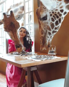 Buthaina Al Raisi Instagram - تحملوني بالبوستات الجايه ،، من كثر ما عشقت المكان والتجربه والزرافات بوستاتي الجايه كلها معاهم 🦋🦋🦋 . متابعيني بسناب اتمنى تكونون عشتوا معاي تفاصيل ما مرت عليكم قبل والي مو متابع تعالوا سنابي واستمتعوا Giraffe Manor