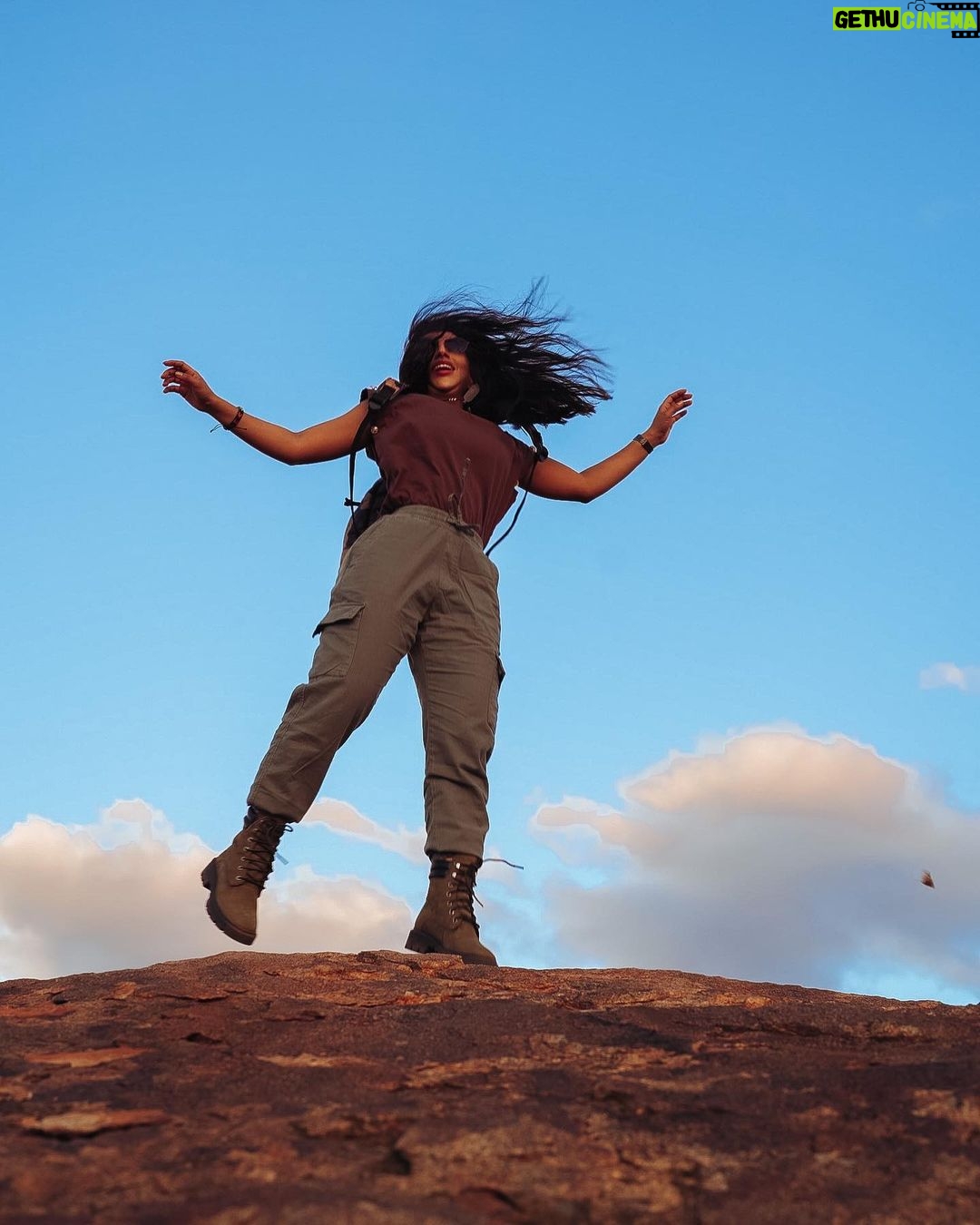 Buthaina Al Raisi Instagram - إن الله دائماً يحقق المستحيلات بالطريقة الأكثر إستحالة ،، فإطمئن 🦋🦋🦋 Samburu National Reserve