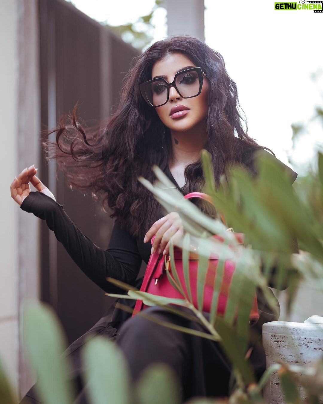 Buthaina Al Raisi Instagram - الطُرق الوحيدة التي تستحق ان نسلكها .. هي تلك التي تؤدي الى اعماقنا 🦋🦋🦋 مكان حلو كتير