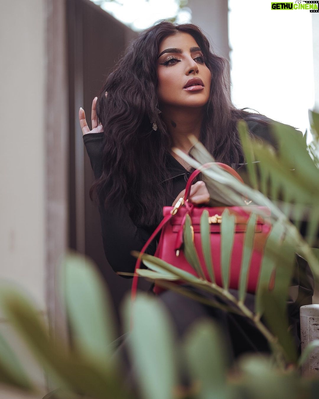 Buthaina Al Raisi Instagram - من لم يكُن نوراً لنفسه لن تضيئه كُل أنوار الكون 🦋🦋🦋 مكان سري عجيب يشوق
