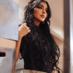 Buthaina Al Raisi Instagram – تركت ظنون  الناس عني ورأيهم ،، فقد كان يكفيني صحيح ظنوني ،، وأعرف من نفسي الذي يجهلونه ،، وأفهم ذاتي في جميع شؤوني ،، ولا أرقب التقدير في عين ناقصٍ ،، اذا كان قدري كاملاً في عيوني 🦋🦋🦋 
.
هالنوع من الميكب ابداً مو شخصيتي بس شخصية شي جديد بتشوفونه بالعيد ان شاء الله 🦋 Kuwait