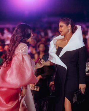 Buthaina Al Raisi Instagram - … 
.
اعشق ابداعها تميزها انفرادها بستايلها الخاص بالتمثيل .. بالنسبه لي هي ايقونه الشاشه الهنديه وملكه بوليوود .. وطول عمري كنت احلم اني التقي فيها واعبرلها عن حبي لها .. واليوم تحقق الحلم 
.
🦋🦋🦋
.
Kajol meeting you was one of my dreams thank you Filmfare for making my dream come true 🦋