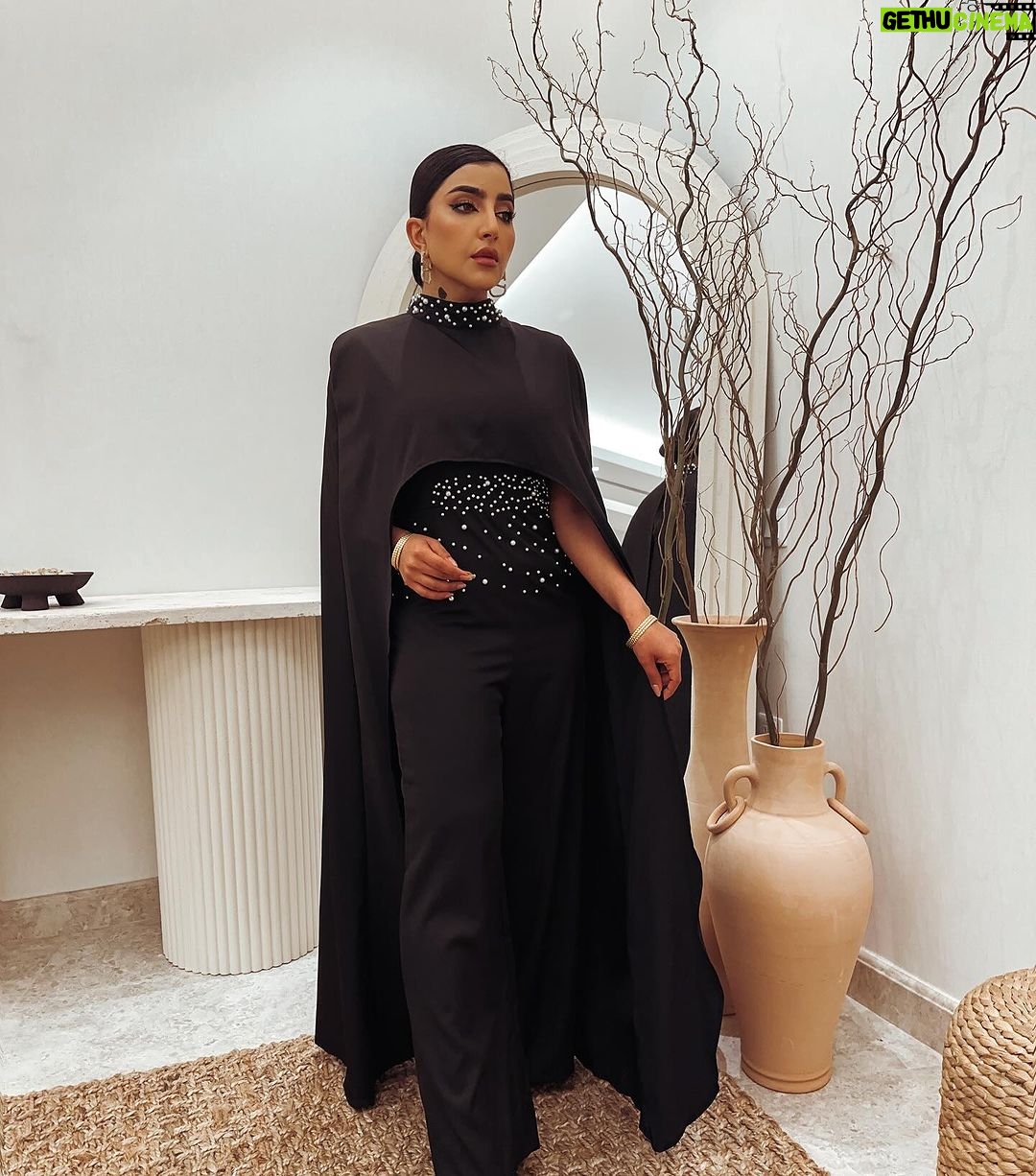 Buthaina Al Raisi Instagram - هالمره صج احترت بالاختيار ، الكوليكشن الي نازل من شي ان قوي ،، تفوقوا بالتصاميم والخامات والاسعار 🦋🦋🦋 . الي يجهزون للعيد لا تنسون كود الخصم arab18 . وكالعاده لازم اسألكم اي لوك حبيتوا اكثر ؟؟ #sheinramadan @shein_ar