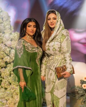 Buthaina Al Raisi Instagram - الجمعة الي الله لا يحرمنا منها 🦋🦋🦋
.
part 2
