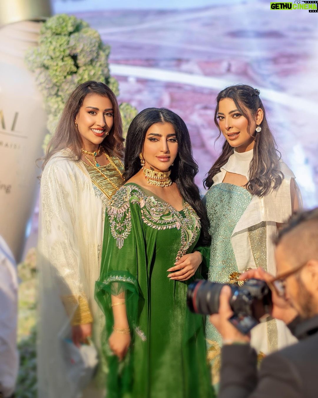 Buthaina Al Raisi - 43.4K Likes - الجمعه الي الله لا يحرمنا منها
.
part 1 🦋🦋🦋