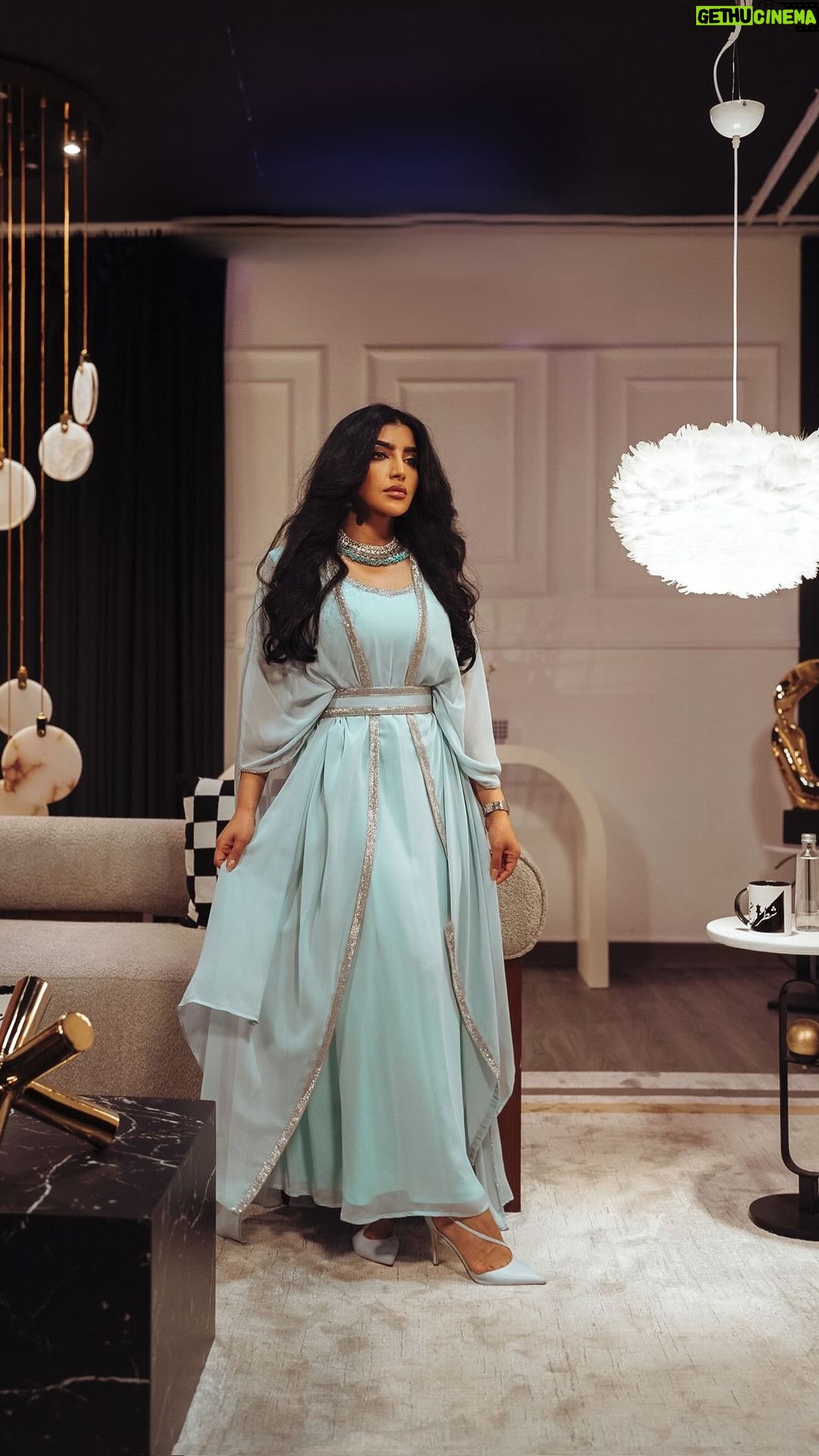 Buthaina Al Raisi Instagram - على ايش بالك مشغول ؟؟ Kuwait