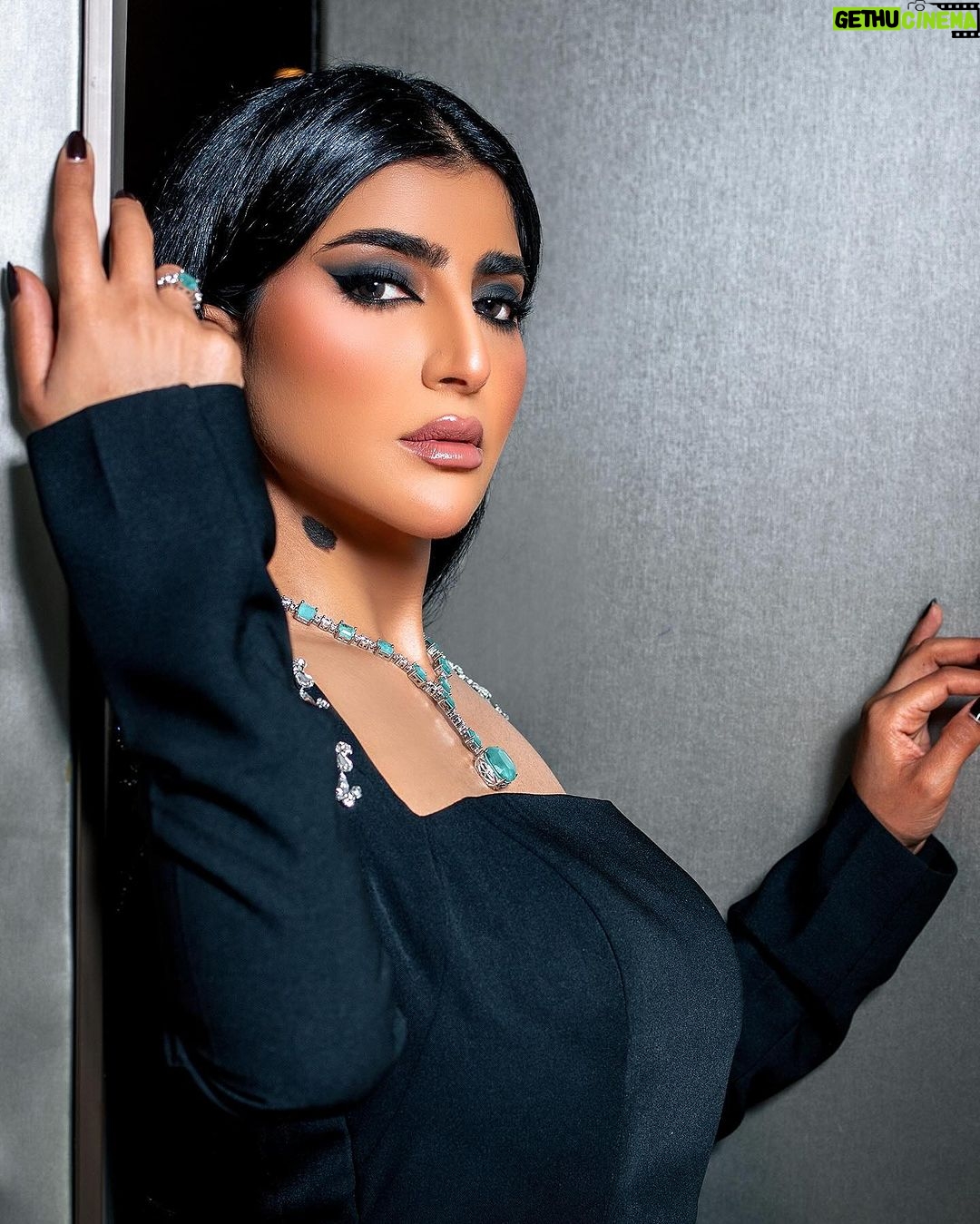 Buthaina Al Raisi Instagram - يليق بك الاستثناء ،،والحب والأولوية ،، وكل شيء جميل 🦋🦋🦋
