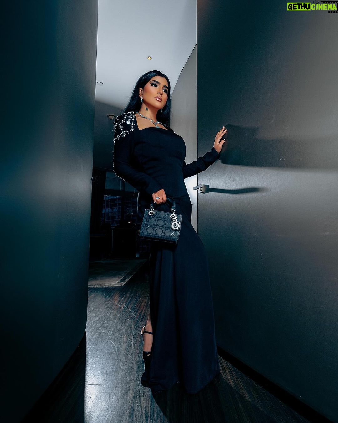 Buthaina Al Raisi Instagram - يليق بك الاستثناء ،،والحب والأولوية ،، وكل شيء جميل 🦋🦋🦋