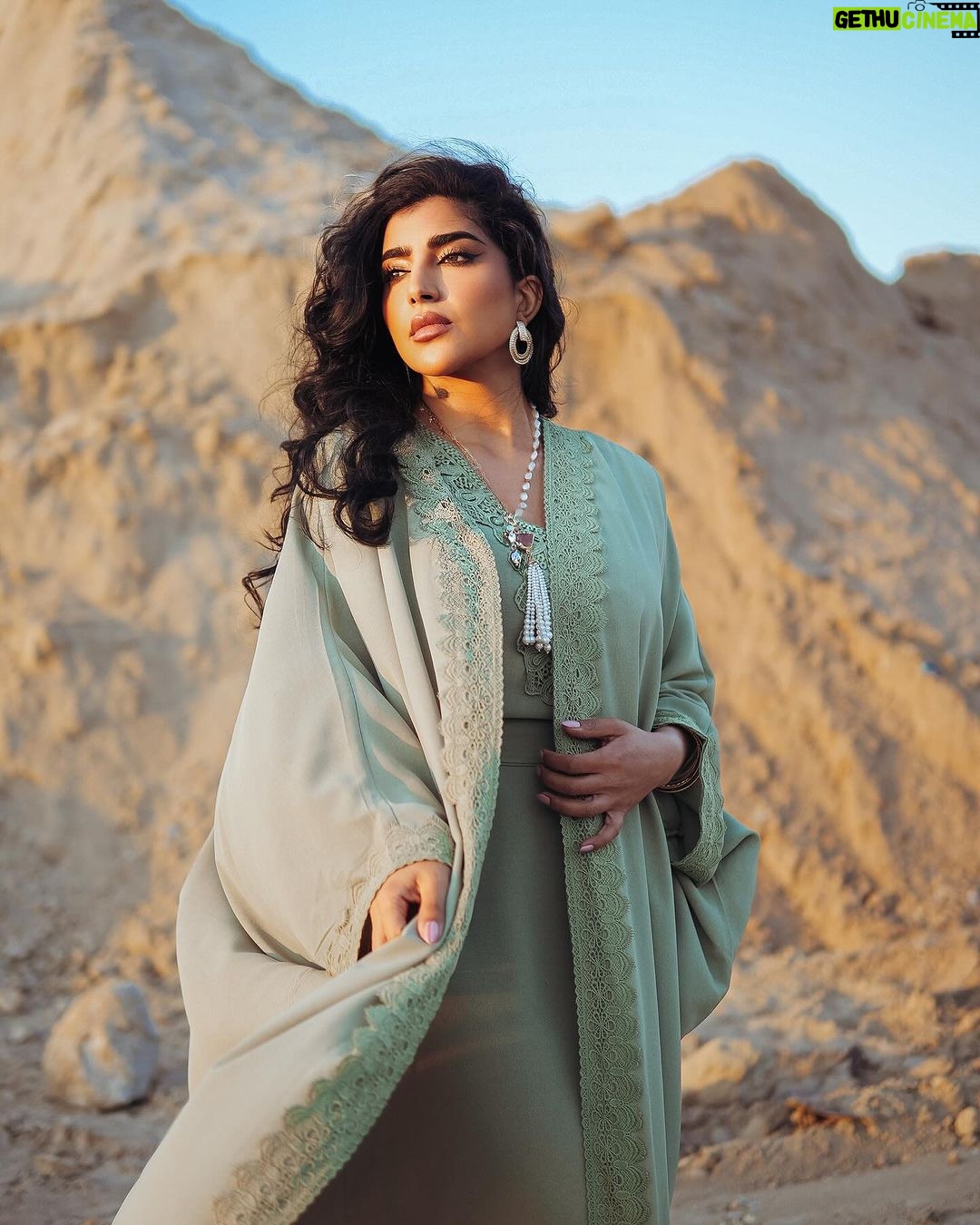 Buthaina Al Raisi Instagram - كُن شيئاً جميلاً من داخلك قبل الخارج ،، فجميل القلب لا يُنسى . 🦋🦋🦋 . اختيارات رمضانية من شي ان ،، كوليكشن ( #echoesofarabia ) كبير وراح تحتارون وانتوا تجهزون حق رمضان ،، لا تنسون كود الخصم ( arab18 ) . @shein_ar @sheinarabia Kuwait