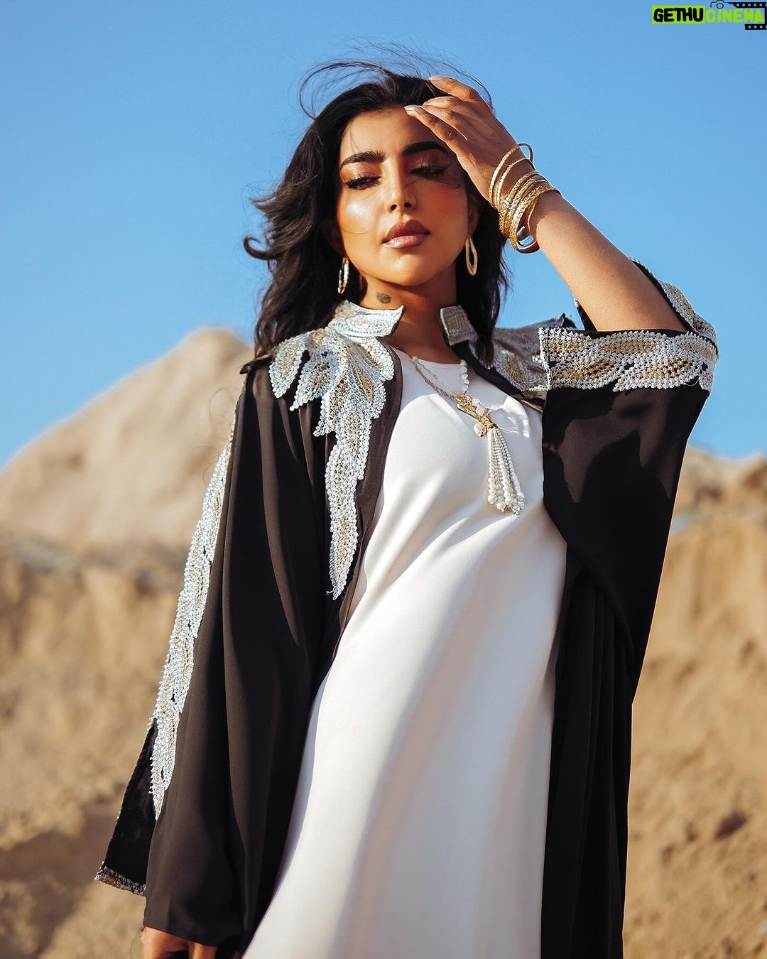 Buthaina Al Raisi Instagram - كُن شيئاً جميلاً من داخلك قبل الخارج ،، فجميل القلب لا يُنسى . 🦋🦋🦋 . اختيارات رمضانية من شي ان ،، كوليكشن ( #echoesofarabia ) كبير وراح تحتارون وانتوا تجهزون حق رمضان ،، لا تنسون كود الخصم ( arab18 ) . @shein_ar @sheinarabia Kuwait