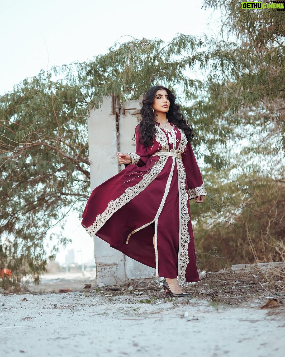 Buthaina Al Raisi Instagram - كُن شيئاً جميلاً من داخلك قبل الخارج ،، فجميل القلب لا يُنسى . 🦋🦋🦋 . اختيارات رمضانية من شي ان ،، كوليكشن ( #echoesofarabia ) كبير وراح تحتارون وانتوا تجهزون حق رمضان ،، لا تنسون كود الخصم ( arab18 ) . @shein_ar @sheinarabia Kuwait