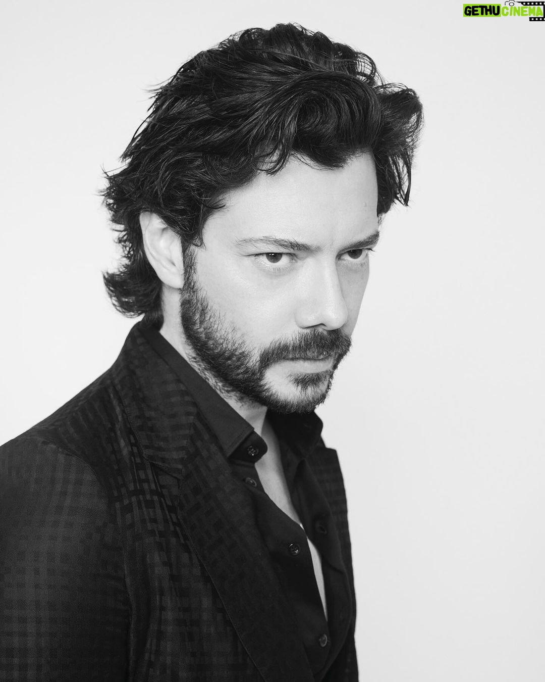 Álvaro Morte Instagram - Hoy queremos felicitar al gran @alvaromorte por los 49 años muy bien llevados que le caen este 23 de febrero, recordando su entrevista de portada con @esquirees en 2021 donde nos confesó cuál es el papel que le hizo enamorarse de la profesión de actor, cuál es el personaje qué más le ha costado interpretar y qué plato muy español le sale “que te cagas”. ¡La entrevista completa en el link de la bio!