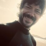 Álvaro Morte Instagram - La luz de Lanzarote 💙 @hotelfariones @kaori.asian.restaurant #restauranteerizo @bodegastratvs @princesayaiza @restauranteisladelobos Gracias por todo @palolivier Hotel Los Fariones