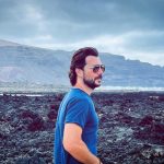 Álvaro Morte Instagram - La luz de Lanzarote 💙 @hotelfariones @kaori.asian.restaurant #restauranteerizo @bodegastratvs @princesayaiza @restauranteisladelobos Gracias por todo @palolivier Hotel Los Fariones