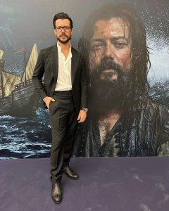 Álvaro Morte Instagram - Premier de #sinlimites #elcano Gracias @casa_otrura 👔❤️