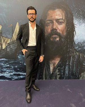 Álvaro Morte Instagram - Premier de #sinlimites
#elcano

Gracias @casa_otrura 👔❤️