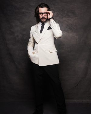 Álvaro Morte Instagram - Gracias @premios_platino por unir de nuevo a la comunidad audiovisual iberoamericana. Qué bueno vernos.

Gracias @alexmg71 y al equipazo de @pedrodelhierro_official por su buen gusto y eficacia. Y a @breitling que me acompaña.

Y a mis chicas avengers particulares de @maydelmanager y @granviacomunica 

Fotazas del súper @papowaisman